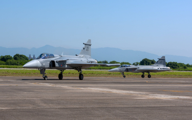 Dwa pierwsze seryjne brazylijskie F-39E Gripen po przylocie do bazy Santa Cruz.