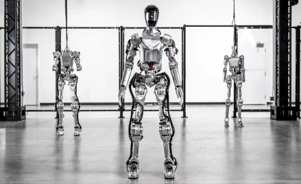 Roboty humanoidalne wchodzą już do magazynów i fabryk. Jednym z nich jest model Figure 01