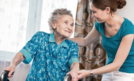 Przy wyborze domu opieki dla seniora warto sprawdzić, czy rodzina może odwiedzać go codziennie