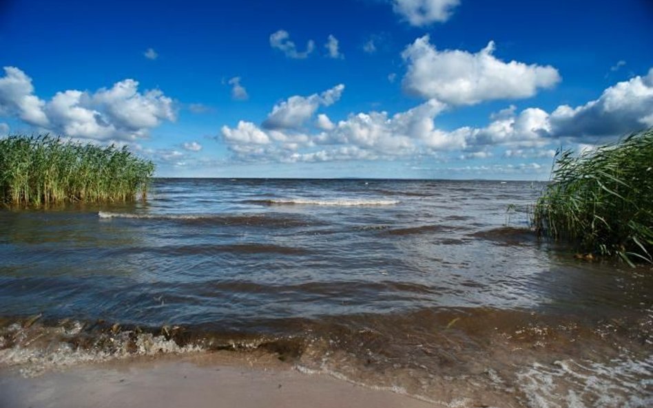 Jednym z najbardziej rozpoznawalnych miejsc na szlaku żeglarskim jest Trzebież ze swoją plażą i port