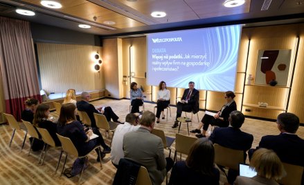 Uczestnicy debaty „Więcej niż podatki. Jak mierzyć realny wpływ firm na gospodarkę i społeczeństwo”