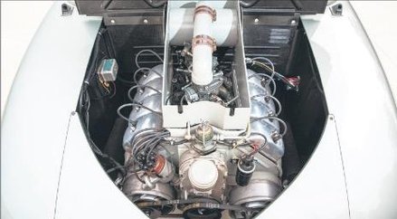 Ten silnik rozpędza potężną Tatrę do 160 km/h.