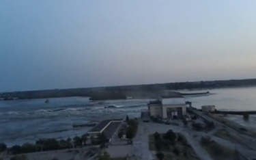 Kadr z jednego z nagrań, które pojawiły się w internecie po zniszczeniu tamy na Dnieprze