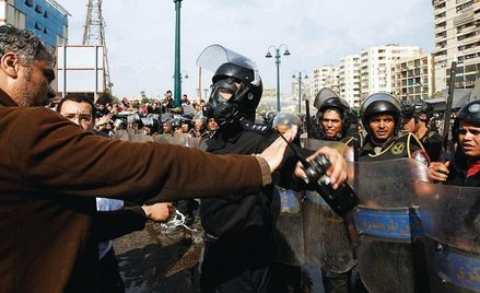 Tłumy protestujących w stolicy starły się z policją. fot. MOHAMMED ABED