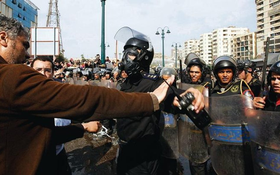 Tłumy protestujących w stolicy starły się z policją. fot. MOHAMMED ABED