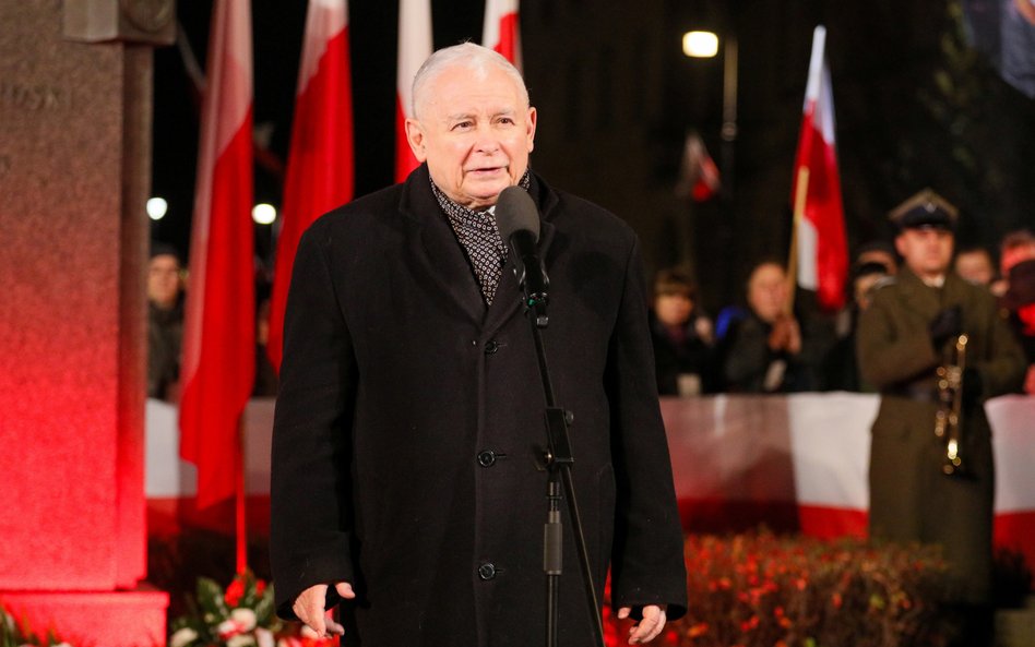 Prezes PiS Jarosław Kaczyński przemawia podczas uroczystości na Placu Marszałka Józefa Piłsudskiego 