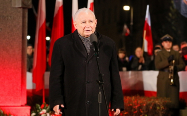 Prezes PiS Jarosław Kaczyński przemawia podczas uroczystości na Placu Marszałka Józefa Piłsudskiego 
