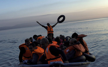 Migranci odmówili wejścia na pokład statku ratunkowego. "Dziękujemy, ale płyniemy na Lampedusę"