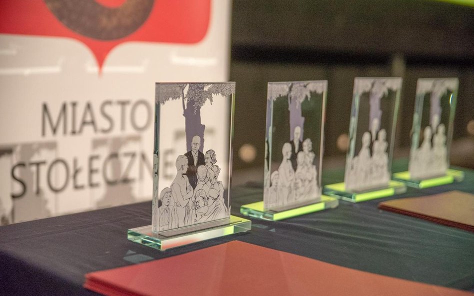 Nagroda ma charakter zarówno symboliczny, jak i finansowy: laureat otrzymuje 5 000 zł brutto, a plac