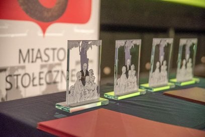 Nagroda ma charakter zarówno symboliczny, jak i finansowy: laureat otrzymuje 5 000 zł brutto, a plac