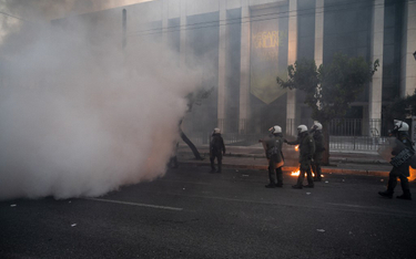 Protest w Atenach. Bomby zapalające rzucone w ambasadę USA