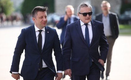 Wiadomości ze skrzynki e-mailowej Michała Dworczyka (na zdjęciu z lewej, obok ówczesny minister kult