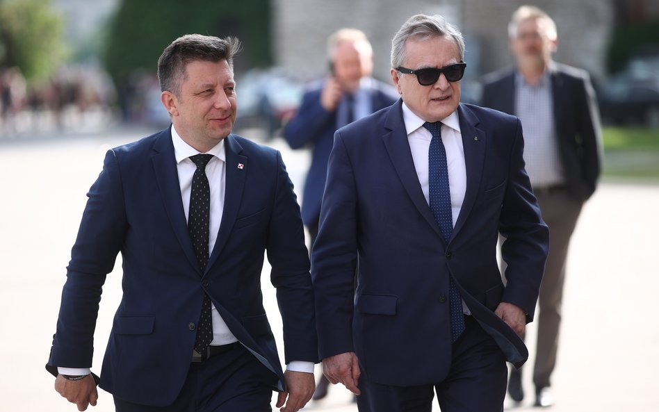 Wiadomości ze skrzynki e-mailowej Michała Dworczyka (na zdjęciu z lewej, obok ówczesny minister kult