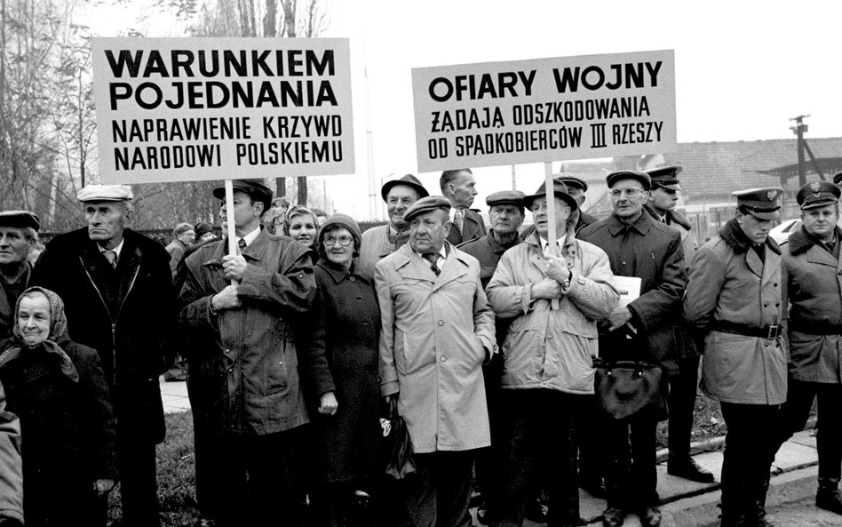 Mieszkańcy Oświęcimia witają transparentami Helmuta Kohla. Kanclerz Niemiec złożył wieniec przed ści