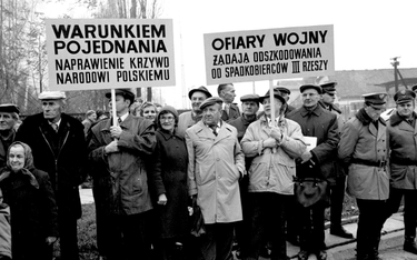 Mieszkańcy Oświęcimia witają transparentami Helmuta Kohla. Kanclerz Niemiec złożył wieniec przed ści