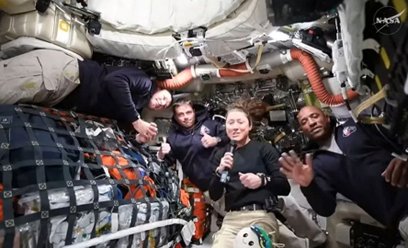 Victor Glover (pierwszy z prawej) przyznał, że odmówił modlitwę, gdy członkowie misji stracili konta