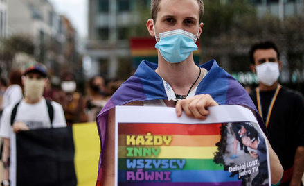 Uczestnicy manifestacji solidarności ze społecznością LGBT w Polsce, fotografia wykonana 19 sierpnia
