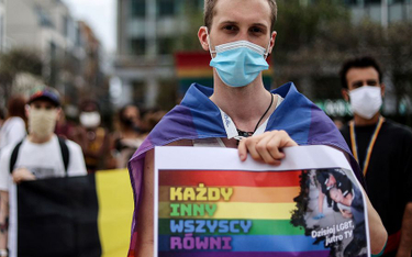Uczestnicy manifestacji solidarności ze społecznością LGBT w Polsce, fotografia wykonana 19 sierpnia