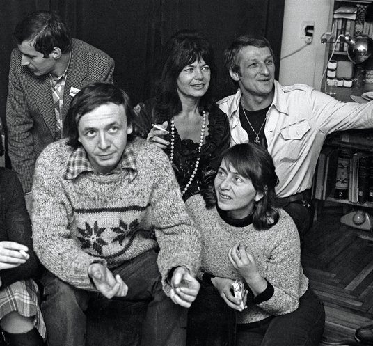 Jan Narożniak (w swetrze) po uwolnieniu z więzienia. Zdjęcie wykonano w mieszkaniu Ewy Milewicz. War