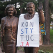 Założył baner na pomniku Kaczyńskiego. Przeszukanie o 6 rano