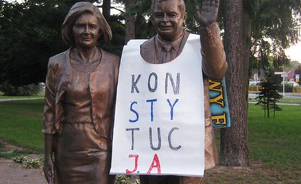 Kolejny pomnik Kaczyńskiego w koszulce "Konstytucja"