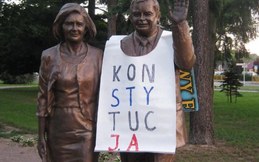 "Konstytucja" na pomniku Lecha Kaczyńskiego. Sąd: Bezzasadne zatrzymanie