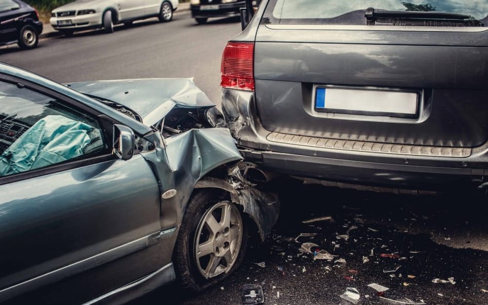 Kierowca z OC bez prawa jazdy spowodował wypadek. Kto za to zapłaci