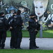 Imigranci w komorach gazowych. Policjanci zawieszeni
