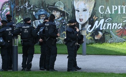 Imigranci w komorach gazowych. Policjanci zawieszeni