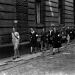 Grupa sanitariuszek z kompanii „Koszta” na ulicy Moniuszki. Pierwsza dekada sierpnia.