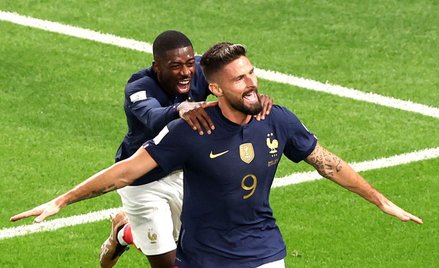 Olivier Giroud i Ousmane Dembele cieszą się z bramki strzelonej Australii