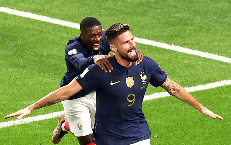 Olivier Giroud i Ousmane Dembele cieszą się z bramki strzelonej Australii