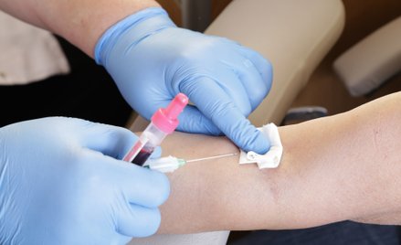 Pracownik odda krew, dostanie wolne, a zapłaci mu za to firma