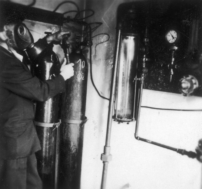 Przełączanie ciągu chloru w budynku koagulacji w warszawskich Filtrach. Włączenie wentylacji, maski 