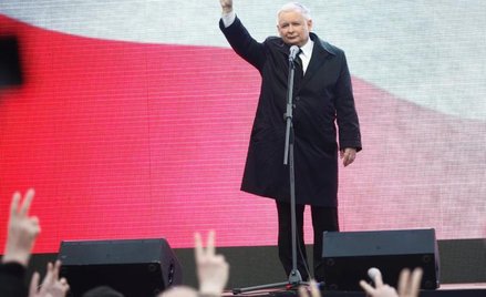 Dzisiejszy Jarosław Kaczyński ze swoją wizją państwa narodził się po tragedii smoleńskiej (na zdjęci