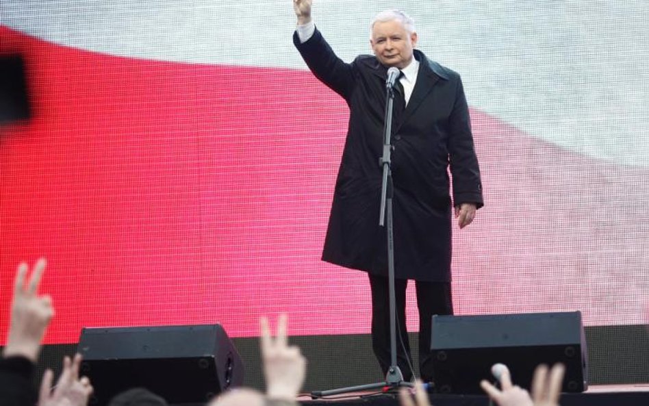 Dzisiejszy Jarosław Kaczyński ze swoją wizją państwa narodził się po tragedii smoleńskiej (na zdjęci