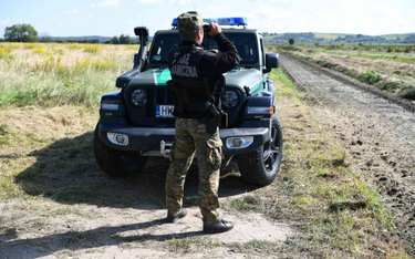 Funkcjonariusz Straży Granicznej na granicy z Białorusią
