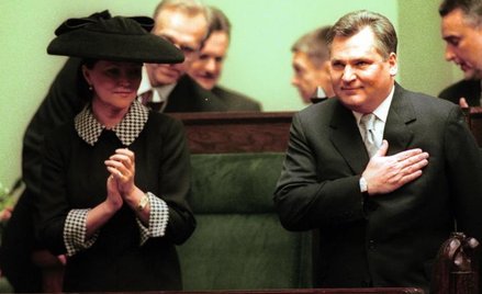 Prezydent RP Aleksander Kwaśniewski wraz z żoną podczas zaprzysiężenia w 2000 r.