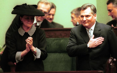 Prezydent RP Aleksander Kwaśniewski wraz z żoną podczas zaprzysiężenia w 2000 r.