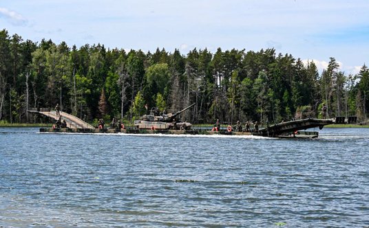 K2 pokonujący przeszkodę wodną na promie Daglezja-P.