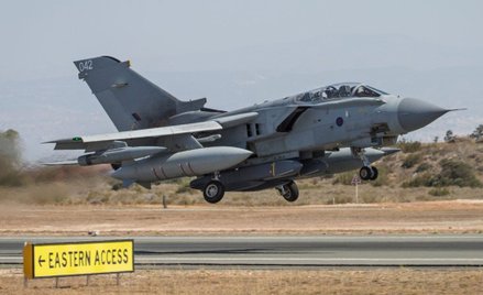 Brytyjski Tornado GR4 uzbrojony w dwie rakiety Storm Shadow