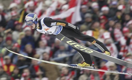 Adam Małysz szybujący na tle tysięcy biało-czerwonych flag to widok, do którego przyzwyczaiła się Wi