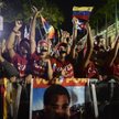 Radość zwycięstwa. Znakiem rozpoznawczym zwolenników Nicolasa Maduro stały się jego charakterystyczn