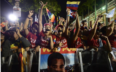 Radość zwycięstwa. Znakiem rozpoznawczym zwolenników Nicolasa Maduro stały się jego charakterystyczn