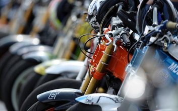 Policjanci sugerują, by do jazdy wracać stopniowo. Zimowa przerwa wpływa na kondycję fizyczną i nawy