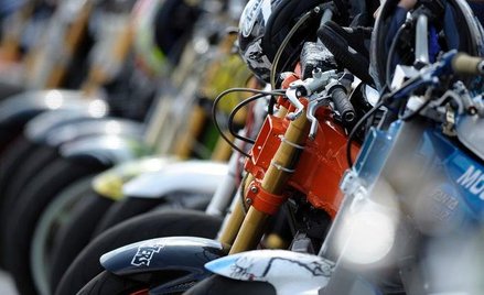 Kandydaci na motocyklistów boja się, że luka w przepisach na rok uniemożliwi im zdobycie prawa jazdy