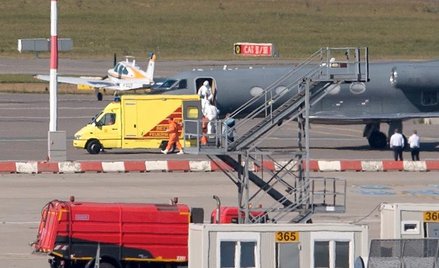 Powietrzny ambulans - Gulfair III z chorym na ebolę pacjentem już wylądował na lotnisku w niemieckim
