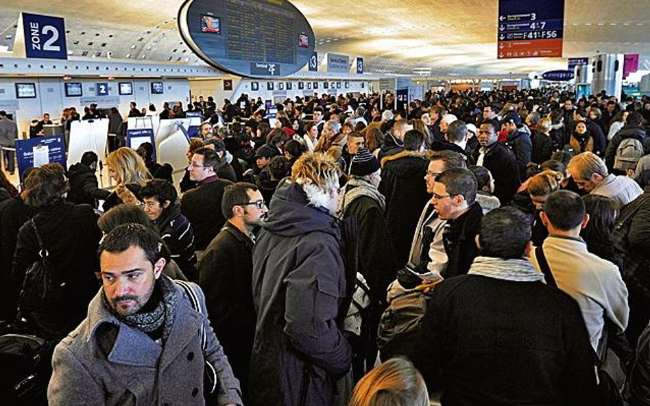 Z lotniska w Paryżu nadal próbuje wylecieć 3 tys. podróżnych