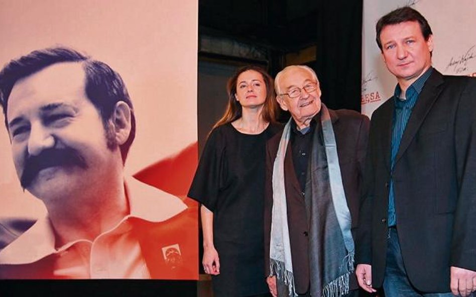 Andrzej Wajda z aktorami Agnieszką Grochowską (Danuta Wałęsa) i Robertem Więckiewiczem (Lech Wałęsa)