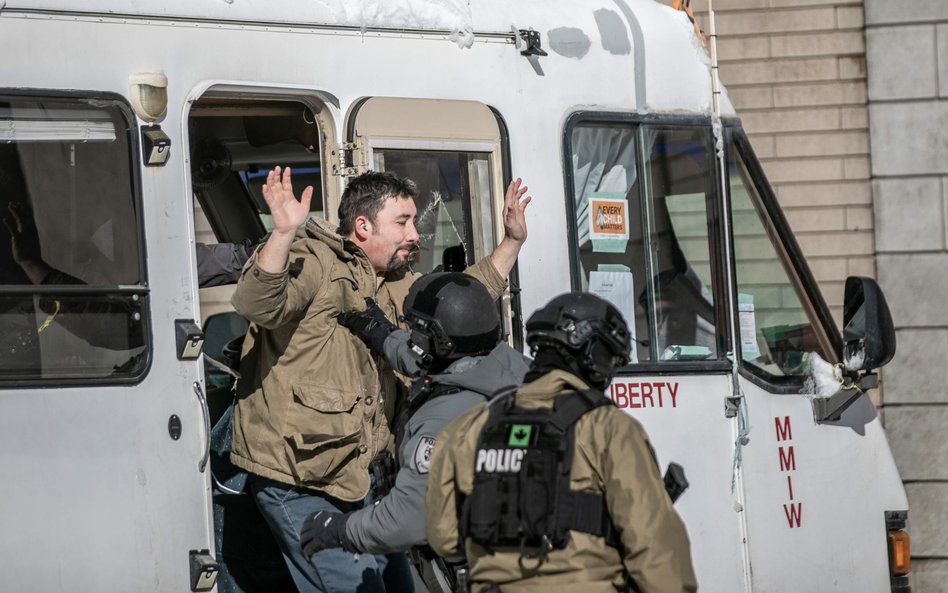 Protest w Ottawie. Kanadyjska policja użyła gazu pieprzowego i granatów ogłuszających